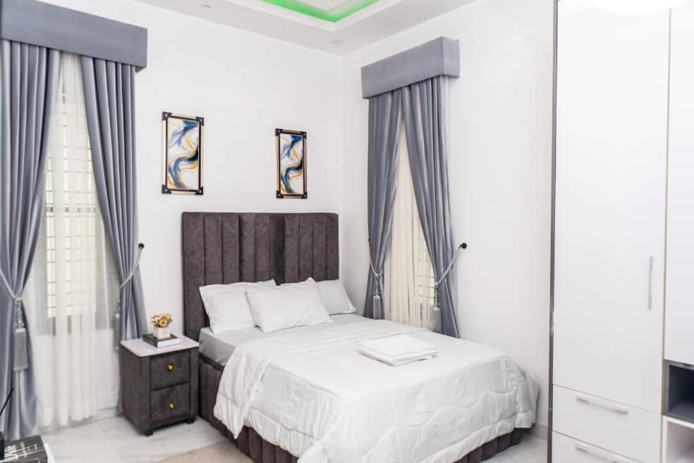 Urban Retreat Luxury Shortlet Apartment Lekki Ajah Lagos With Pool And Gym Exterior foto